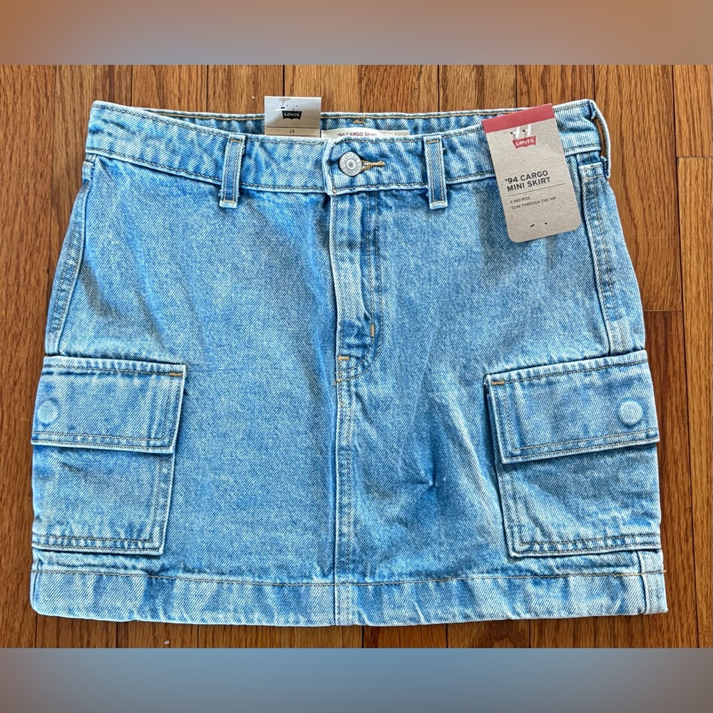 Levi’s women 94’ Cargo mini skirt size 24
